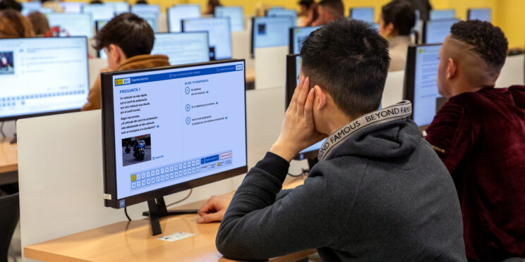 Usuario en un examen teórico de conducir de la DGT en Lectura Fácil